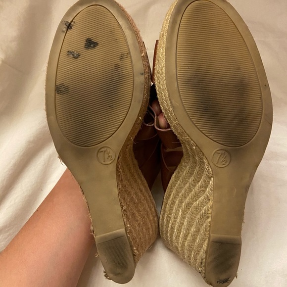 Merona Black and Tan heels - Picture 5 of 5